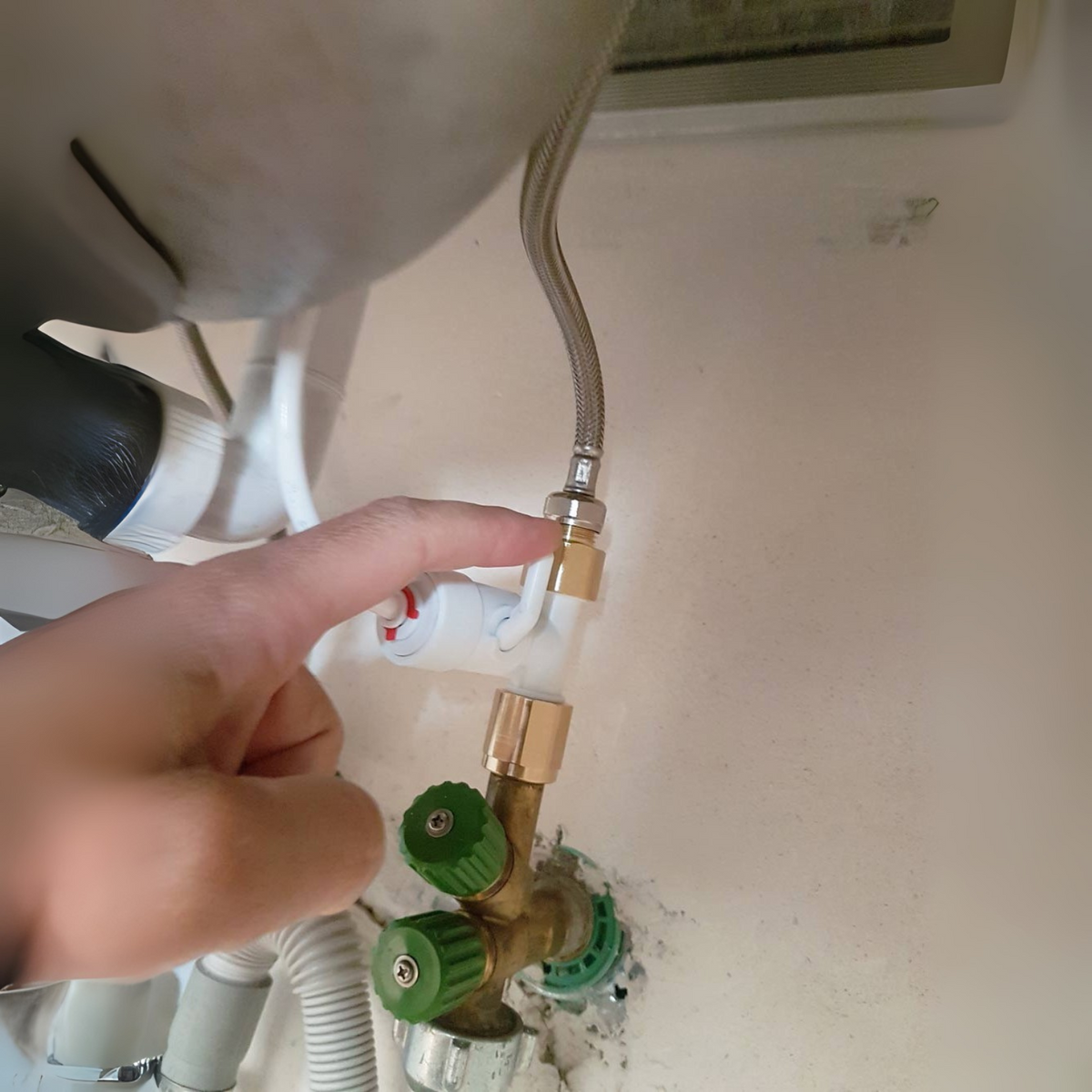 Installation simple de la vanne d'arrêt pour distributeurs d'eau avec raccord de 3/8 pouces et système de déconnexion rapide
