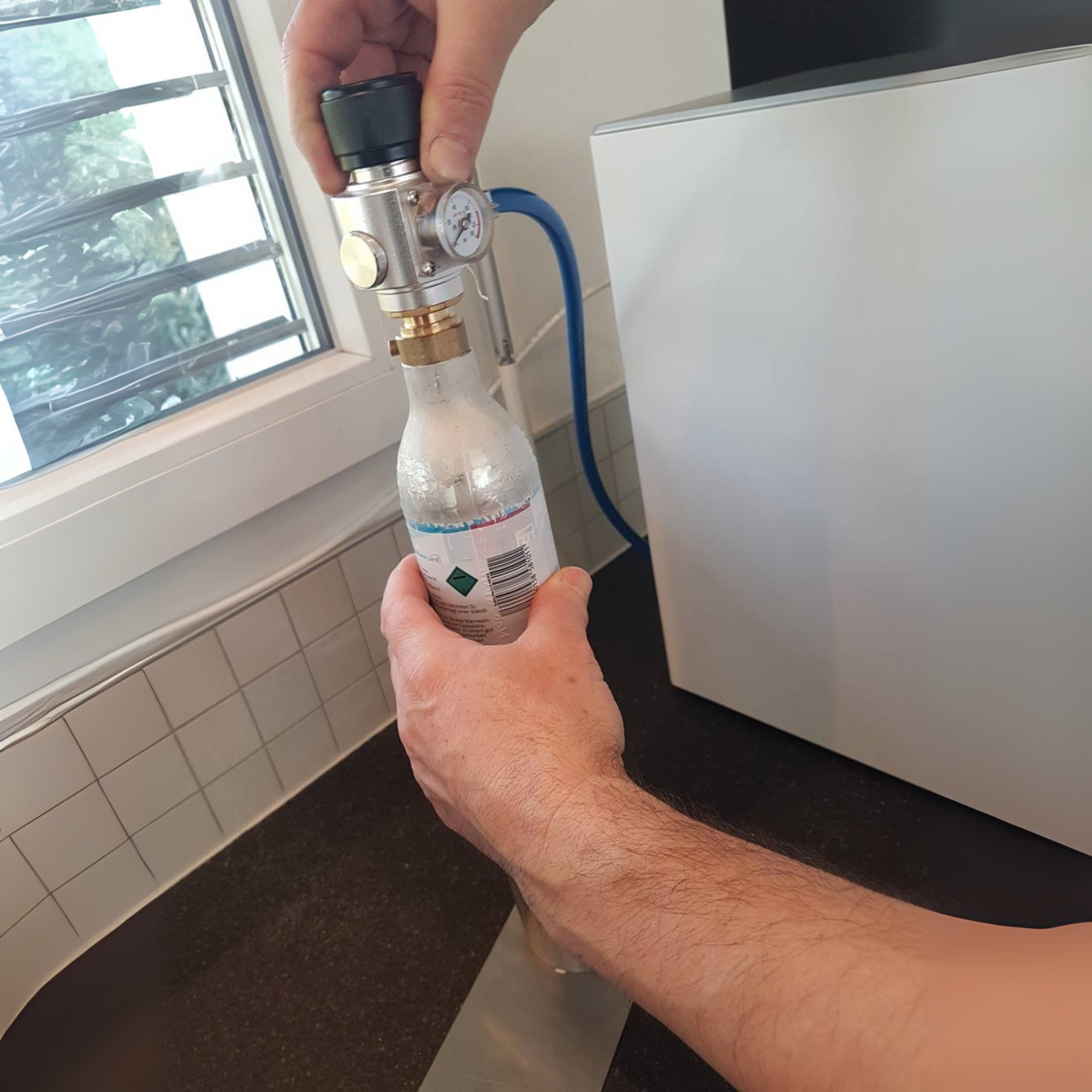 Vue détaillée du porte-bouteille de gaz Aquarello en matériau robuste – Swiss Made, idéal pour bouteilles de gaz de 425g